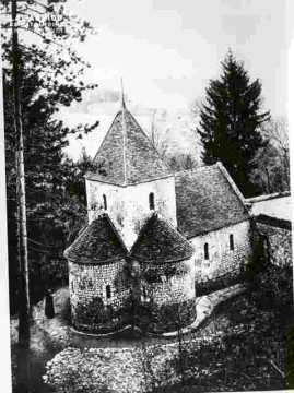 Eglise avec chapelles rondes sur colline Brucourt?